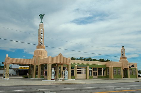O U-Drop Inn, um posto de gasolina e restaurante na estrada US Highway 66 em Shamrock, Texas (1936), agora é um monumento histórico