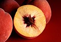 Красные персики осенью (сечение, показывающее сорт фристона)