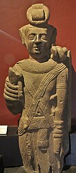Dvarapala Yaksha làm bằng đá bazan. Tượng được tìm thấy trong hang động Phật giáo (Pitalkhora) và có niên đại vào thế kỷ thứ 2 CN. Được trưng bày trong Bảo tàng Prince of Wales.