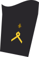 Dienstgradabzeichen eines Hauptbootsmannes (50-er Verwendungsreihe) auf dem Unterärmel der Jacke des Dienstanzuges für Marineuniformträger