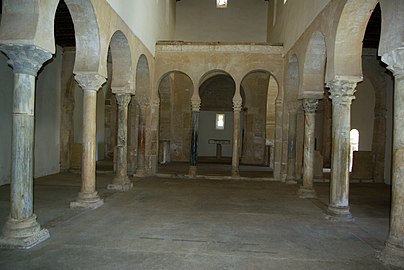 Iglesia del monasterio de San Miguel de Escalada (arte mozárabe, España, siglo X). El altar, en el ábside, queda detrás de una galería de arcos que le separan de la nave central.