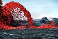 Mita kumi kwenda juu(33 ft) Chemchemi ya lava huko Hawaii, Marekani