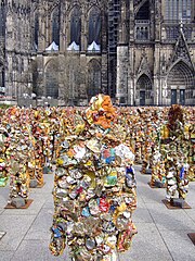 Trash People vor dem Kölner Dom
