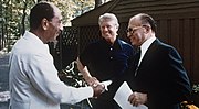 ראש ממשלת ישראל מנחם בגין, נשיא מצרים אנואר סאדאת ונשיא ארצות הברית ג'ימי קרטר בפגישה בקמפ דייוויד ב-1978.