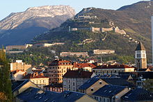 La Bastille de Grenoble, avec au centre les anciens bâtiments universitaires du Rabot et la résidence étudiante du même nom