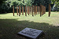 Stelen und Bronzeplatte für 267 Opfer der Bombenangriffe auf Neuem Kathol. Friedhof (2015)
