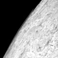 Image prise par Voyager 2 lors de son passage sur la lune de Neptune, Triton. On y voit des nuages sur la calotte polaire sud du satellite.