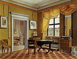«Værelsesbilde» av et biedermeier-interiør i Berlin 1825: vegg-til-vegg-tepper, sammenhengende draperier rundt vindu og speil, og innrammet grafikk i en behersket klassisistisk stil.