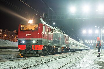 Электровоз ЭП2К с поездом «Мордовия» на станции
