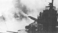 O US Battleship Pennsylvania bombardeia Attu durante as operações de pouso de 11 de maio de 1943