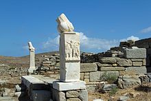 Vyrezávaný falus pri vchode do Dionýzovho chrámu na gréckom ostrove Délos