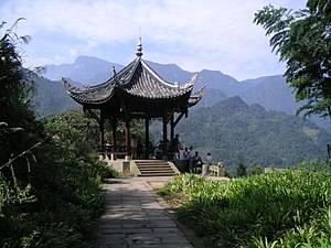 Paviljon Guangfu z vrhom, ki je viden v ozadju