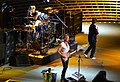 Sting con i The Police durante un concerto durante la Reunion Tour.