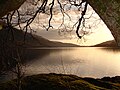 El Loch Lomond (en gaélico escocés Loch Laomainn) es un lago (o loch en gaélico) de Escocia, que se encuentra situado al oeste de la región, al sur de las Highlands. Forma parte simultáneamente de las regiones de Stirling, de Argyll y Bute y de West Dunbartonshire, situándose en definitiva a 23 km al norte de la ciudad de Glasgow. Por Abubakr Hussain, Mohammed-Hayat Ashrafi, Maaz Farooq, Farmaan Akhtar, Mohammed Shah.