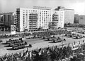 カール＝マルクス＝アレーで行われた建国30年記念の軍事パレード（1979年10月7日）