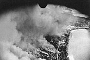 Okrožje Tarumiza v Kagošimi gori po letalskih napadih B-29 na mesto, 17. junija 1945