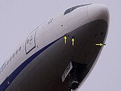 Egy Boeing 777-es utasszállító Pitot-csövei (sárga nyilak jelölik)