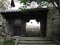 との二門。姫山東麓の搦手道の石段途中に建つ脇戸付高麗門。