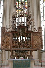 El llamado "retablo" o "altar de la Sagrada Sangre" (Heiligblutaltar),[128]​ de Tilman Riemenschneider (1501—1505). Del mismo autor, o de su círculo, son el retablo de la iglesia de San Pedro y San Pablo de Detwang,[129]​ el Zwölfbotenaltar[130]​ y el Marienretabel de la Herrgottskirche[131]​ de Creglingen.