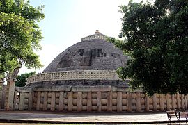 Sunga ballustade of the Great Stupa 1 (the decorated gateway to the left is Satavahana).