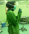 طبيبة جراحة إيرانية بالحجاب.