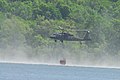 Monti Catskill, UH-60 Black Hawk dell'esercito statunitense raccoglie acqua con un bambi-bucket durante un'esercitazione.