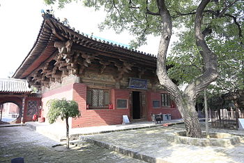 سالن وانفو، معبد ژنگو. سقف کاشی‌دار با اژدهایان کوچک و آراسته تزئین شده‌است. یک در به یک حیاط آجری باز می‌شود.