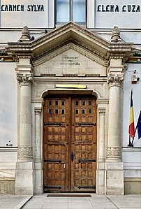 Intrarea Școlii Centrale, București, de Ion Mincu, 1890.[10] De remarcat e frontonul de deasupra ușii, care face intrarea de aici să arate ca una de la o clădire neoclasică