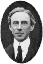 Portrait en noir et blanc de Russell dans un médaillon ovale