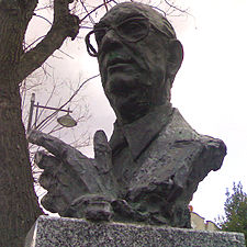 Estatua d'o escritor Camilo José Cela en Guadalachara (Castiella-La Mancha).