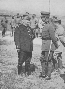 Photographie noir et blanc de deux hommes en uniformisant discutant.