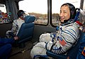 Posádka Sojuzu počas cesty autobusom na štartovaciu rampu v deň štartu