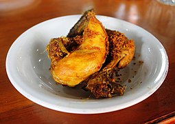 Ayam bumbu, ayam goreng Minang ing restoran Aie Badarun, Tanah Datar.