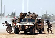 イラク治安部隊の車両。キャビン上のターレットリンクは装甲板で覆われ、PKM機関銃が搭載されている。