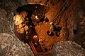 Detalle de una prospección arqueopaleontológica en la Cueva de Santa Ana (Cáceres, Extremadura, España). Se buscan nuevos niveles estratigráficos con material arqueológico o paleontológico, así como el suelo original de la cueva que implica el fin de los depósitos sedimentarios. Por antecessor