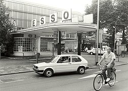 Het benzinestation van Esso vlak voor de sloop in 1984