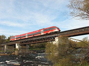 Um O-Train atravessando o rio Rideau na Linha Trillium.
