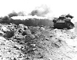 „Ronson tüzes vas” Ivodzsimán. Az eredeti képcím Ronson flame tank Iwo Jima, a Ronson egy öngyújtómárka.