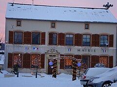 Mairie de Roussy-le-Village, en hiver.