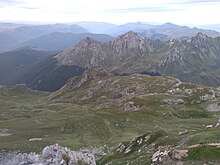 Глетка на источниот дел на Кобилино Поле со врвовите Рибничка Скала (лево) и Кабаш (десно) во позадината