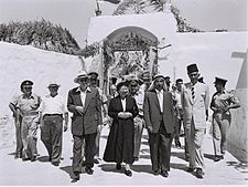 Fáras Hamdán (s kefíjou na hlavě) a prezident Izraele Jicchak Ben Cvi během jeho návštěvy v Báka al-Gharbíja v roce 1956