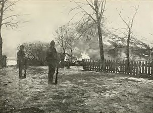 « Pacification » : l'armée brûlant la ferme d'un paysan rebelle en Géorgie, 1908.