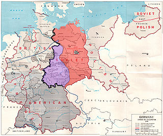 რუკა აჩვენებს მოკავშირეთა საოკუპაციო ზონებს, ომის შემდგომ გერმანიაში, ასევე ამერიკულ ხაზს, იქამდე სანამ გამოცხადდებოდა ომის დასრულება გერმანიასთან. სამხრეთ დასავლეთით მდებარე საბჭოთა საოკუპაციო ზონა, თითქმის მისი ზონის მესამედი, იყო დასავლეთით, ამერიკის სამხედრო ნაწილებისგან გამარჯვების გამოცხადების დღეს