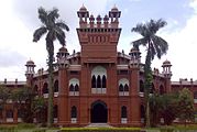 Curzon Hall i Universitetit të Dhakas i ndërtuar në stilin Indian gjatë sundimit britanik.