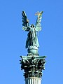 Archangel Gabriel Millennium Monument sa Heroes' Square sa Budapest