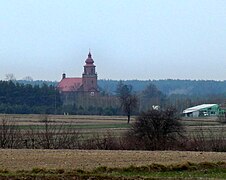 Ciepielów vista de Dąbrowa, a igreja da Elevação da Cruz é visível
