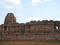 पट्टाडकल में पापानाथ मंदिर – उत्तर और दक्षिण भारतीय शैलियों का विलय, 680 ई॰