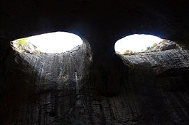 « Les Yeux » à la grotte Prohodna.