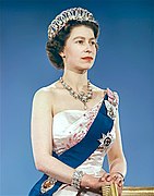 大綬をかけ、星章を佩用した英国女王エリザベス2世