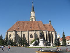 Place de l'Union avec l'église Saint-Michel et le groupe statuaire du roi Matthias Corvin réalisé par János Fadrusz au début du XXe siècle.